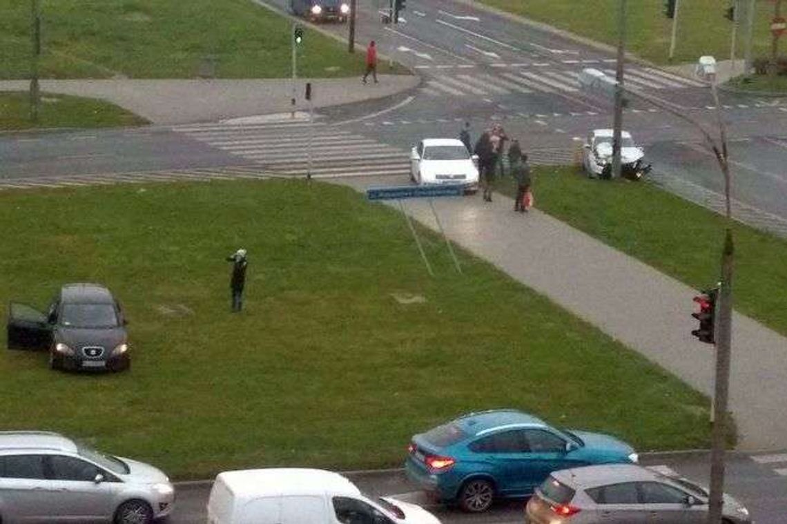 Wypadek na rondzie Kamińskiego. Zderzyły się dwa seaty, jeden wjechał na czewonym