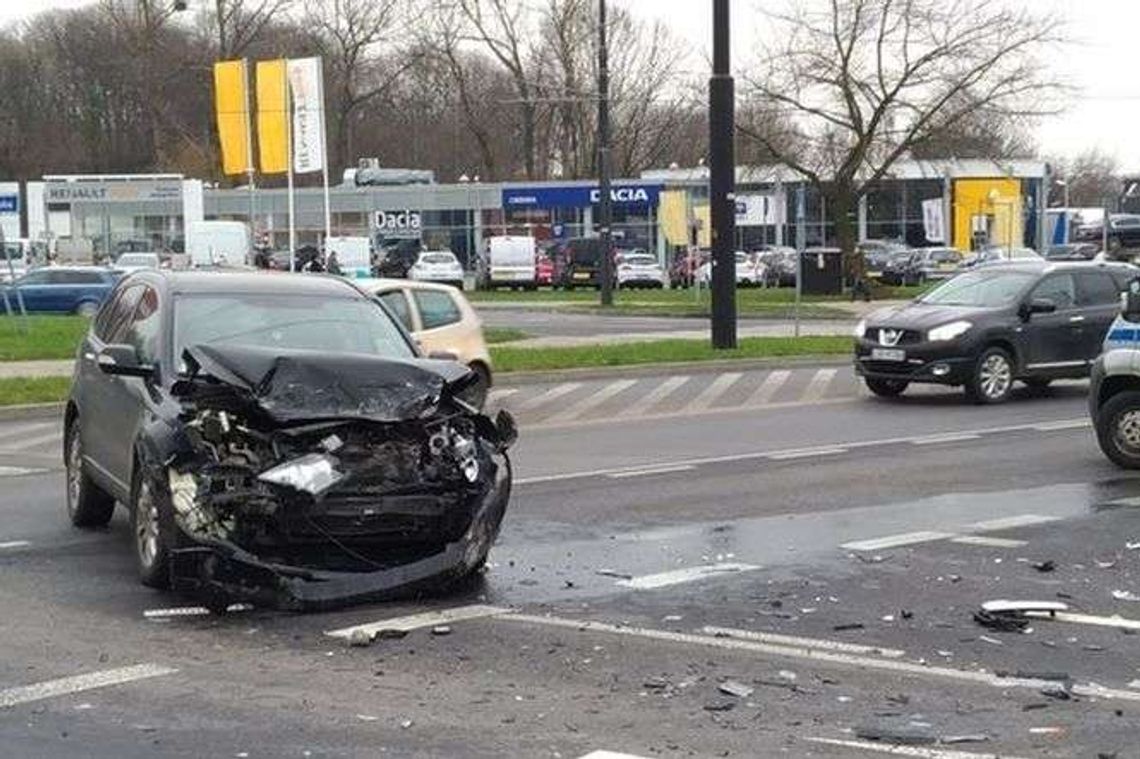 Wypadek na rondzie Mohyły. Ciężarówka wymusiła pierwszeństwo