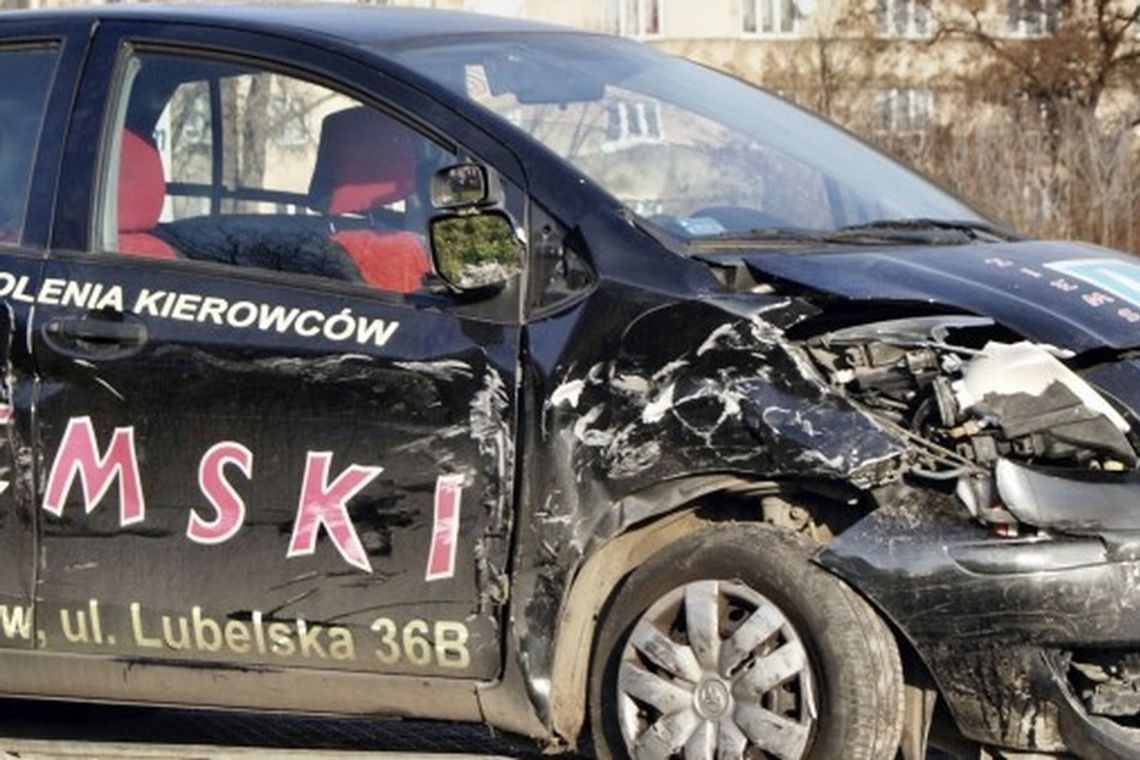 Wypadek na rondzie Mohyły: Instruktor z kursantem trafili do szpitala