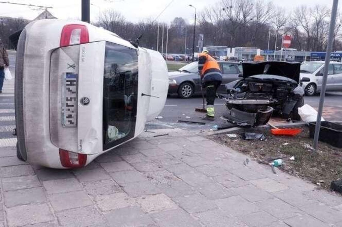 Wypadek na rondzie Mohyły: Samochód dachował. Jedna osoba w szpitalu