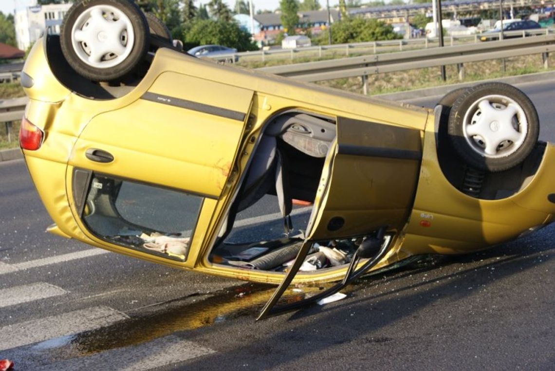 Wypadek na rondzie przy Makro. Matiz dachował Wypadek na rondzie przy Makro. Matiz dachował