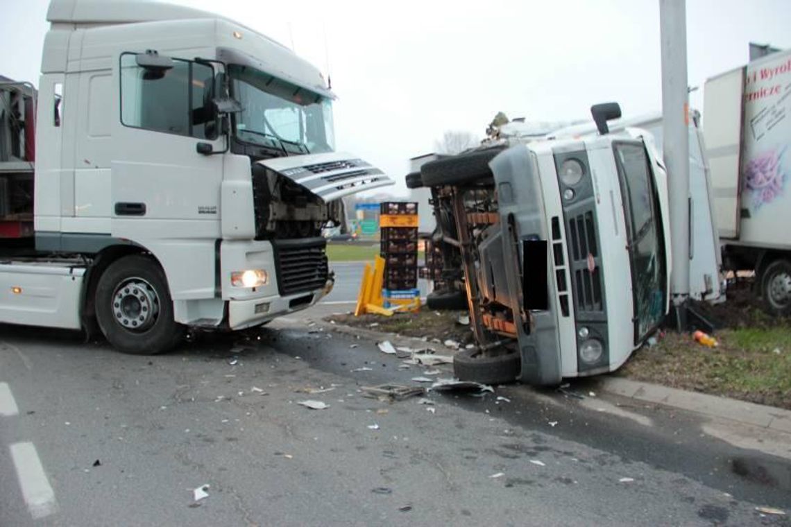 Wypadek na rondzie przy Zamku: Zderzenie dwóch samochodów ciężarowych Wypadek na rondzie przy Zamku: Zderzenie dwóch samochodów ciężarowych