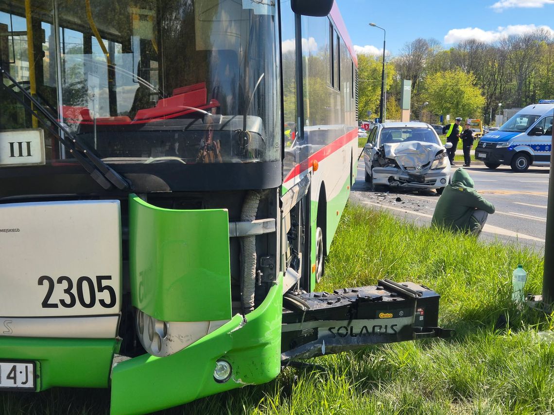 Zniszczony autobus po zderzeniu z samochodem osobowym