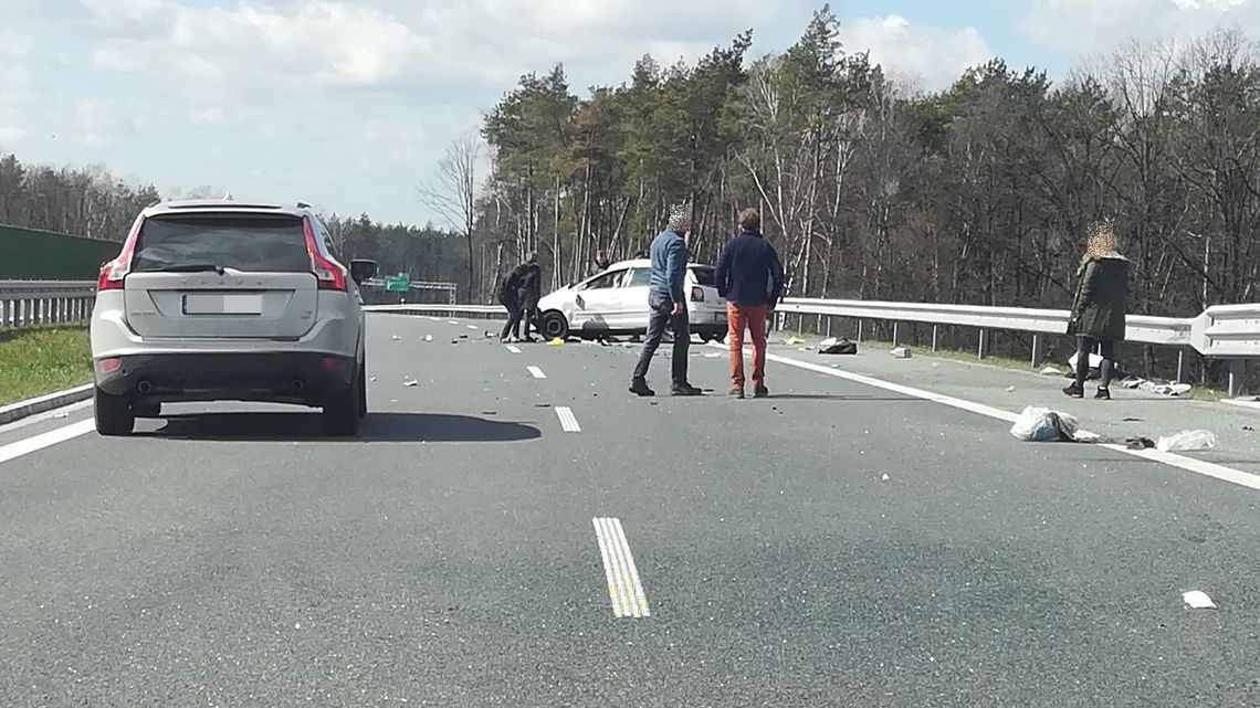 Wypadek na S12 koło Kurowa. Dachował volkswagen [zdjęcia]