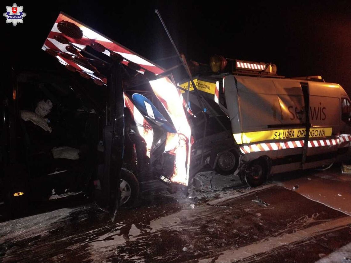 Wypadek na S17. Bus uderzył w pojazd służby drogowej, trzy osoby w szpitalu