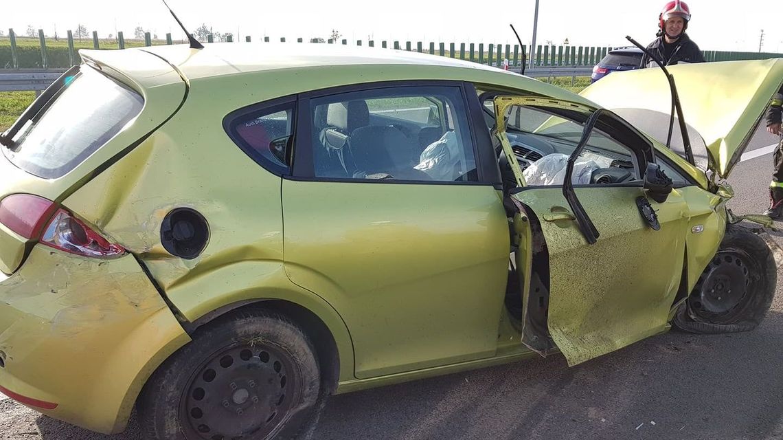 Wypadek na S17 koło Markuszowa. Seat uderzył w barierki, silnik wyleciał z samochodu