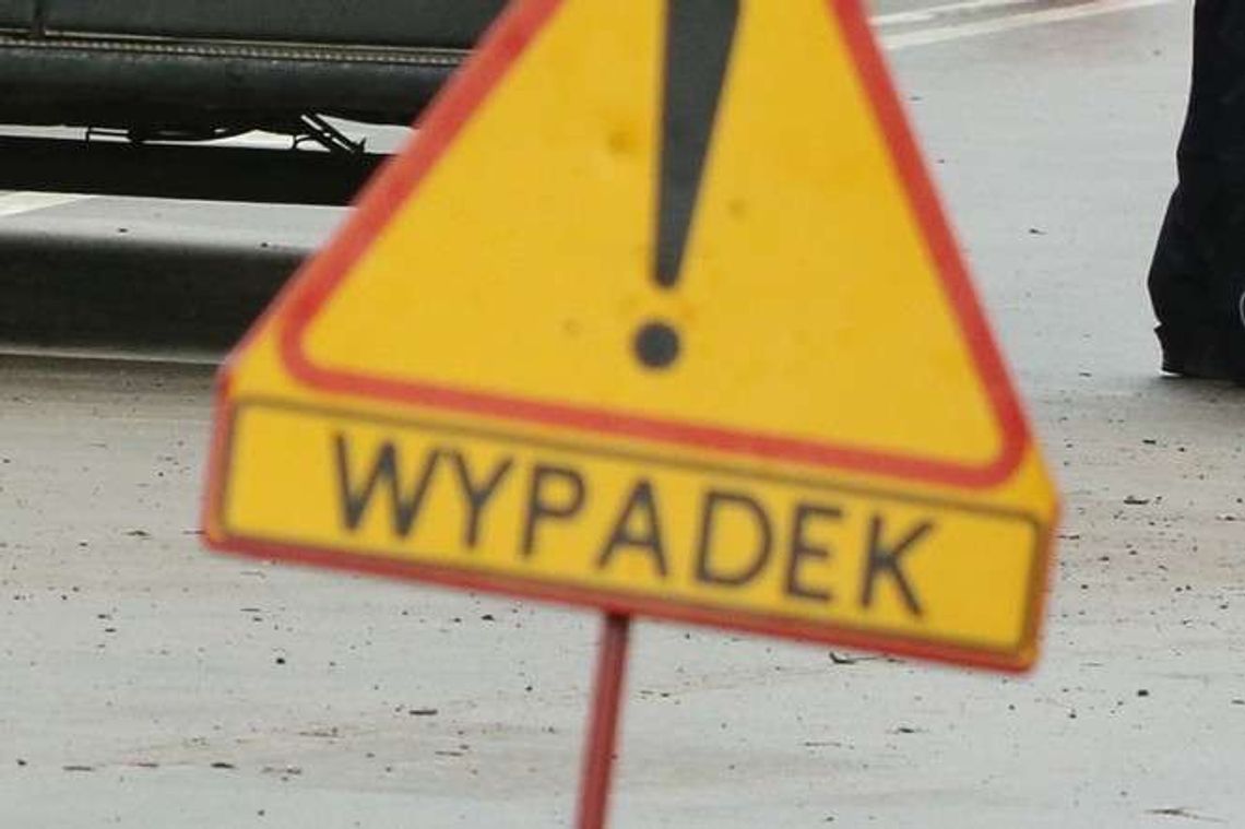 Wypadek na S17. Samochód wypadł z drogi i dachował