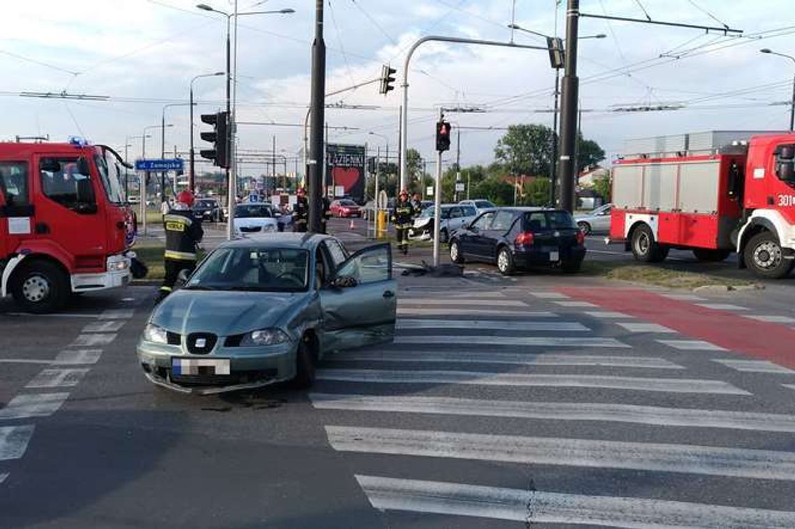 Wypadek na skrzyżowaniu al. Unii Lubelskiej i ul. Zamojskiej. Zderzyły się dwa samochody