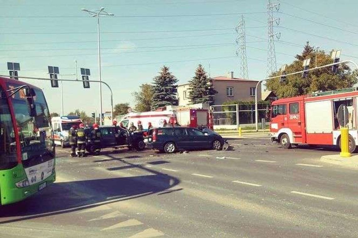 Wypadek na skrzyżowaniu ul. Koncertowej i Zelwerowicza. Dwa samochody i autobus