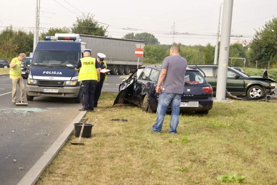 Wypadek na skrzyżowaniu ul. Krochmalnej i Diamentowej. Dachował seat (zdjęcia)