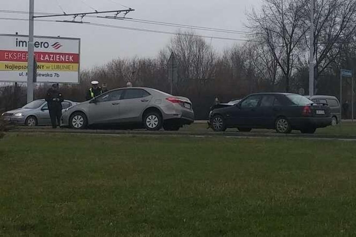 Wypadek na skrzyżowaniu ul. Krochmalnej z Diamentową: 20-latka w szpitalu