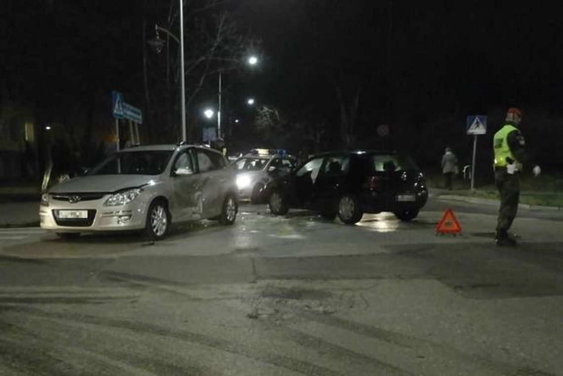 Wypadek na skrzyżowaniu ul. Weteranów i Spadochroniarzy