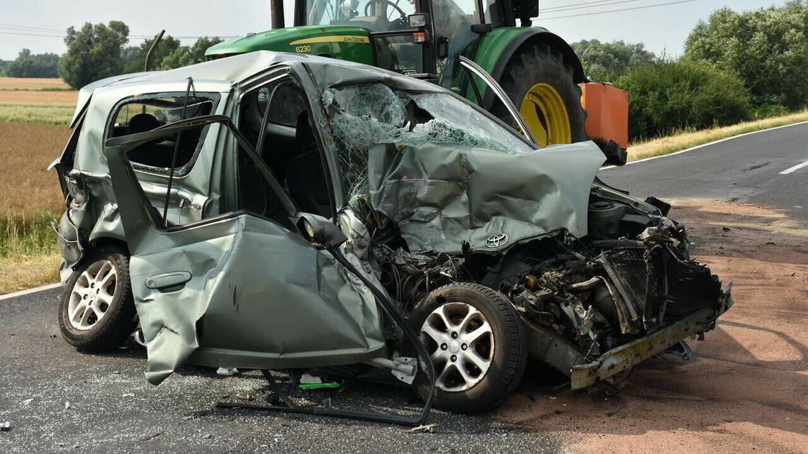 Wypadek na trasie Dęblin - Puławy. Dwie osoby ranne, droga zablokowana