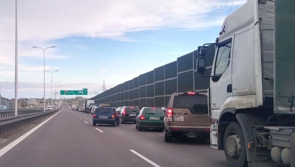 Wypadek na trasie Lublin-Piaski. Przewróciła się ciężarówka i zablokowała drogę