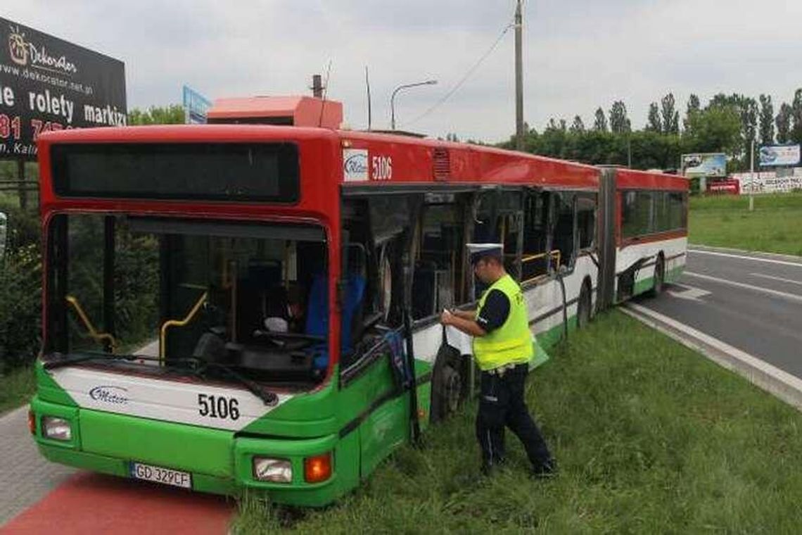 Wypadek na ul. Diamentowej. Ciężarówka staranowała autobus nr 17 Wypadek na ul. Diamentowej. Ciężarówka staranowała autobus nr 17