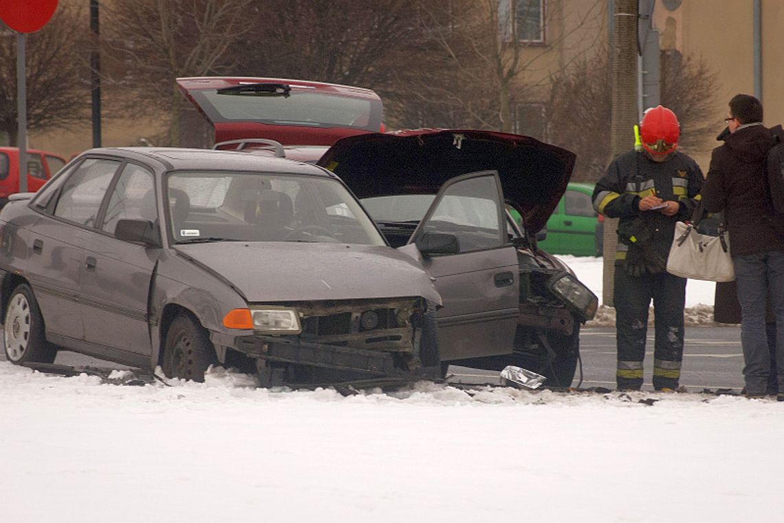 Wypadek na ul. Diamentowej: Jedna osoba trafiła do szpitala Wypadek na ul. Diamentowej: Jedna osoba trafiła do szpitala