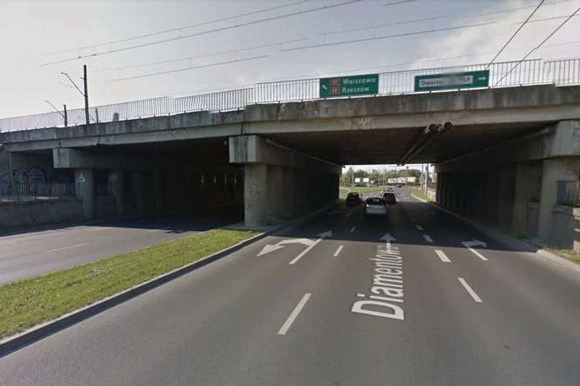 Wypadek na ul. Diamentowej. Samochód uderzył w wiadukt