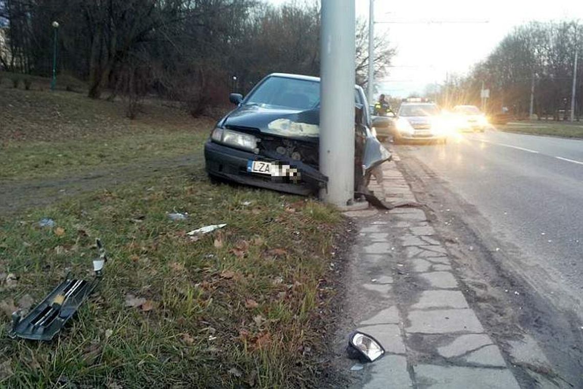 Wypadek na ul. Głębokiej. Nissan uderzył w słup