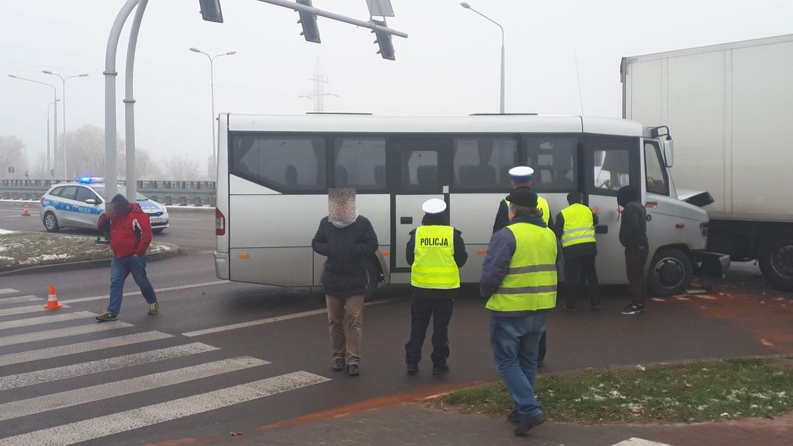 Wypadek na ul. Grygowej w Lublinie. Bus pasażerski zderzył się z ciężarówką [zdjęcia]