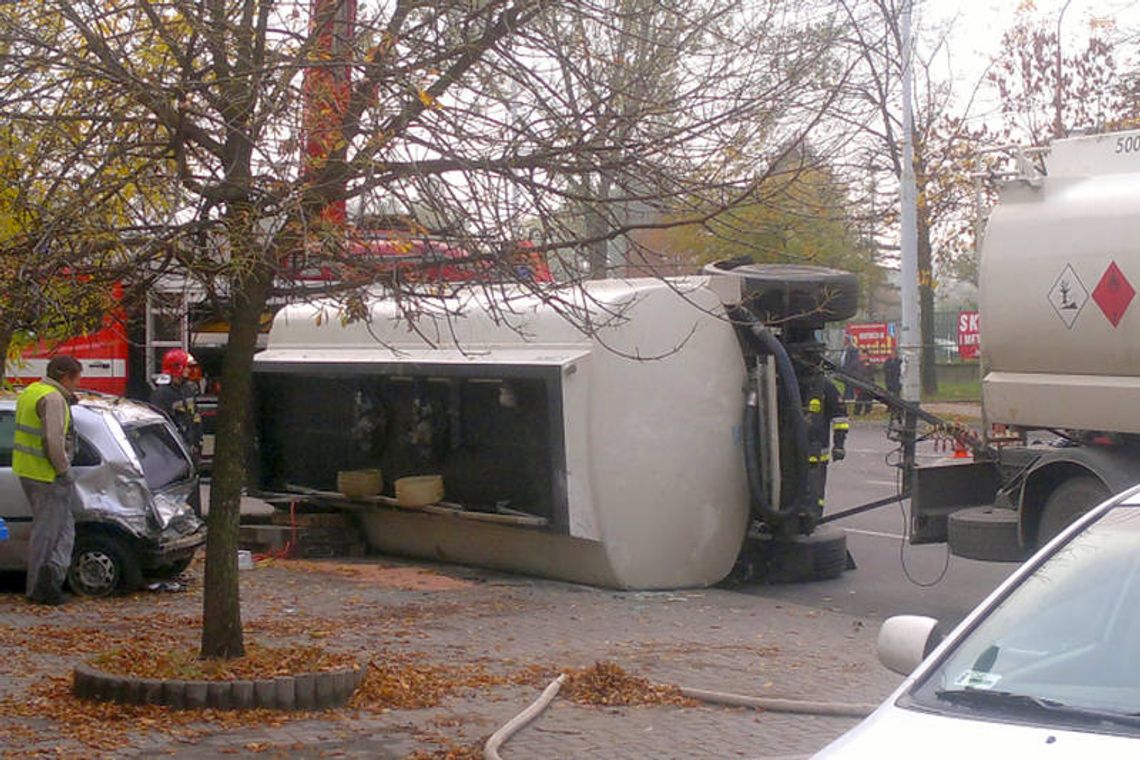 Wypadek na ul. Hutniczej: Przyczepa cysterny przewróciła się na samochody (zdjęcia) Wypadek na ul. Hutniczej: Przyczepa cysterny przewróciła się na samochody (zdjęcia)