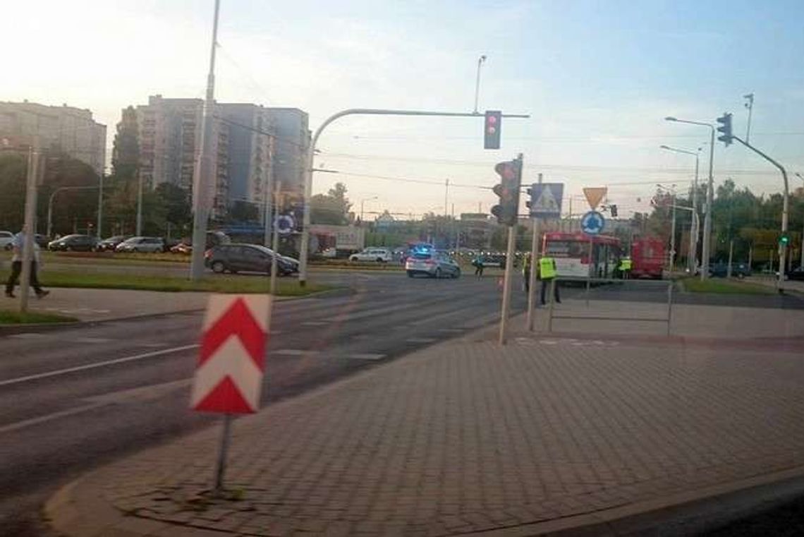 Wypadek na ul. Jana Pawła II. Samochód uderzył w autobus, duże utrudnienia w ruchu
