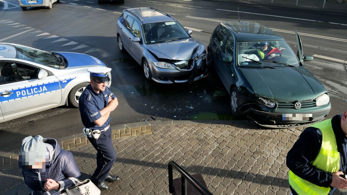 Wypadek na ul. Kunickiego. Jedna osoba w szpitalu [zdjęcia]