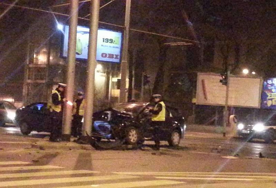 Wypadek na ul. Kunickiego. Kierowca peugeota wjechał na czerwonym