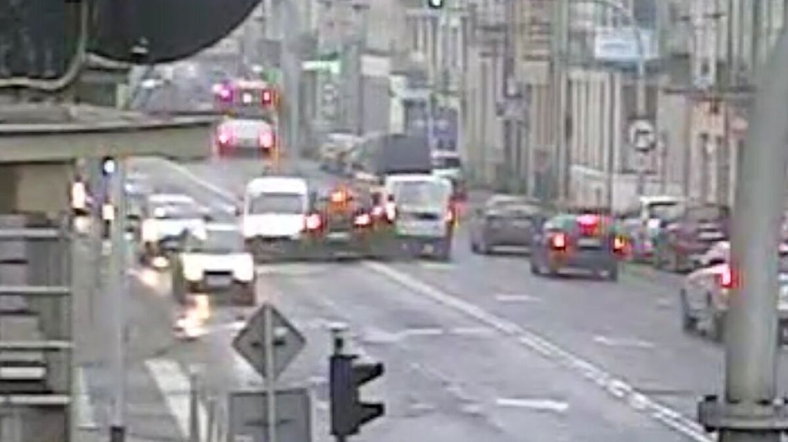 Wypadek na ul. Kunickiego w Lublinie. Volkswagen próbował uniknąć zderzenia. Rozbitych pięć samochodów