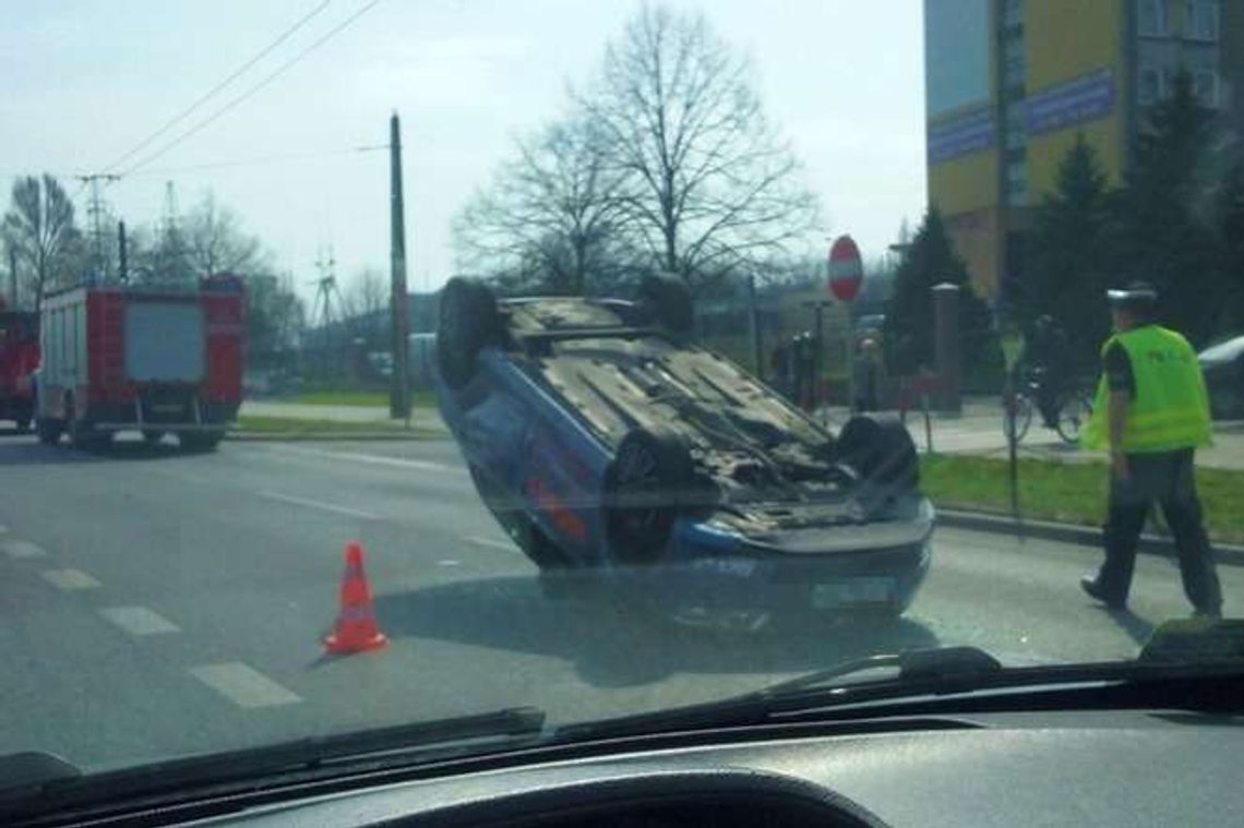 Wypadek na ul. Mełgiewskiej. Seat wymusił pierwszeństwo, dachowanie nauki jazdy