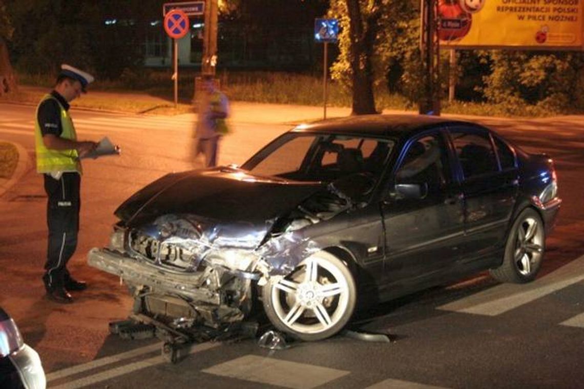 Wypadek na ul. Młyńskiej: Zderzenie dwóch aut (zdjęcia) Wypadek na ul. Młyńskiej: Zderzenie dwóch aut (zdjęcia)