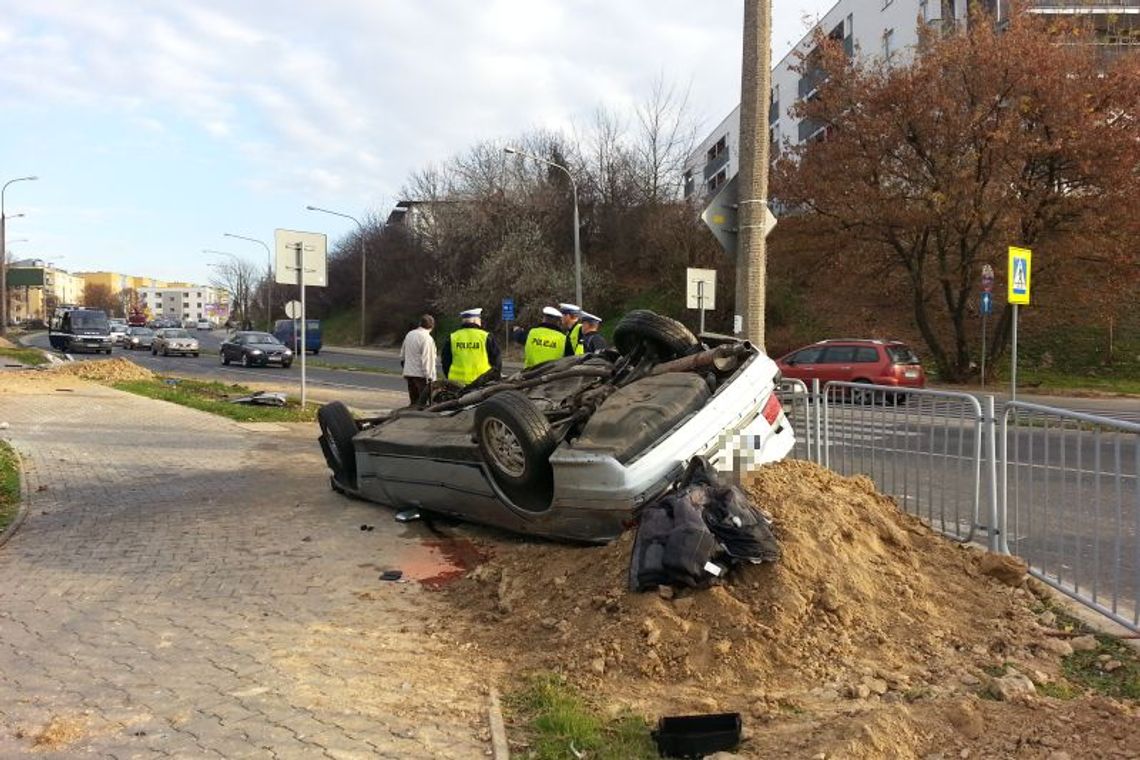 Wypadek na ul. Nadbystrzyckiej. Bmw dachowało i skosiło latarnię Wypadek na ul. Nadbystrzyckiej. Bmw dachowało i skosiło latarnię