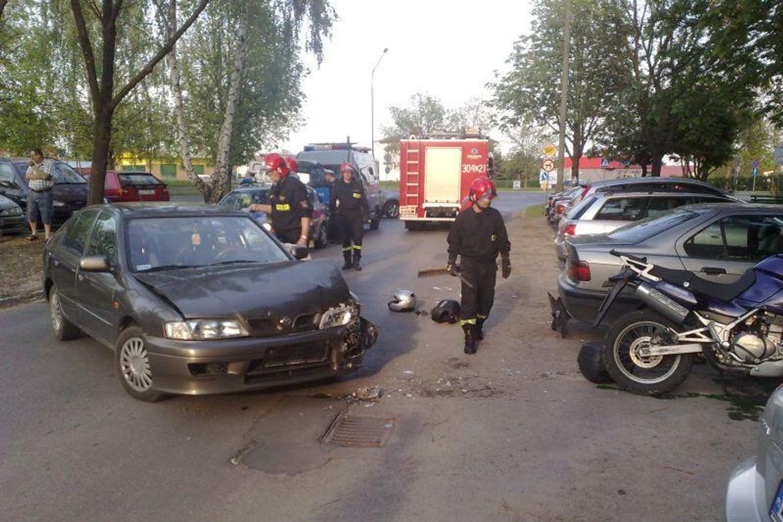Wypadek na ul. Paderewskiego: Zderzenie nissana z motocyklem Wypadek na ul. Paderewskiego: Zderzenie nissana z motocyklem