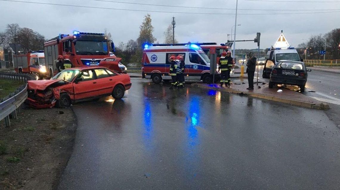 Wypadek na ul. Piaseckiej w Świdniku. Zderzyły się dwa samochody Wypadek na ul. Piaseckiej w Świdniku. Zderzyły się dwa samochody