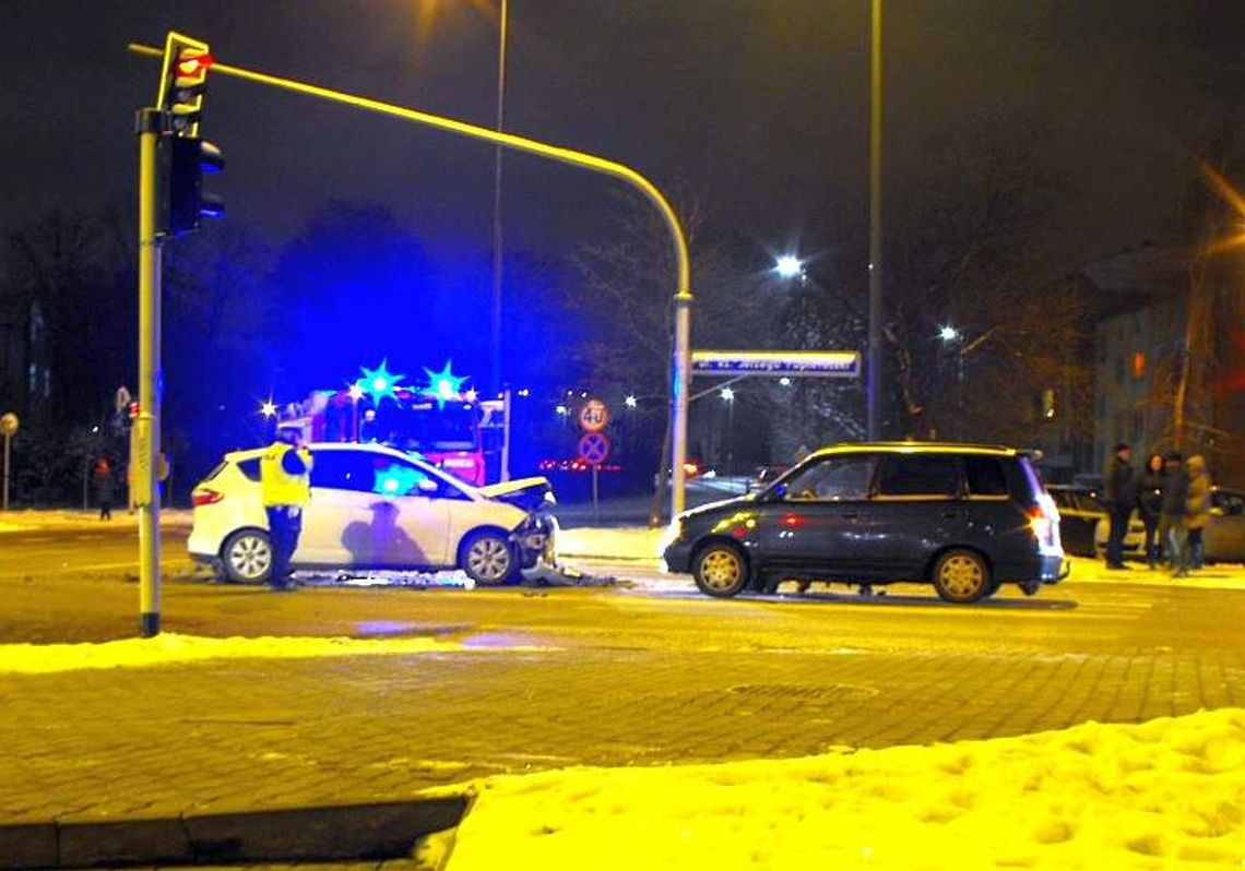 Wypadek na ul. Popiełuszki. Kierowca bmw wjechał na czerwonym