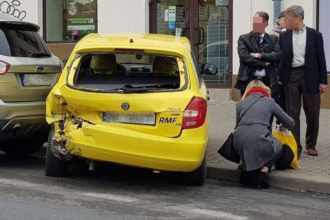 Wypadek na ul. Świętoduskiej. Wjechał w żółtą skodę i uciekł, złapali go piesi [zdjęcia]