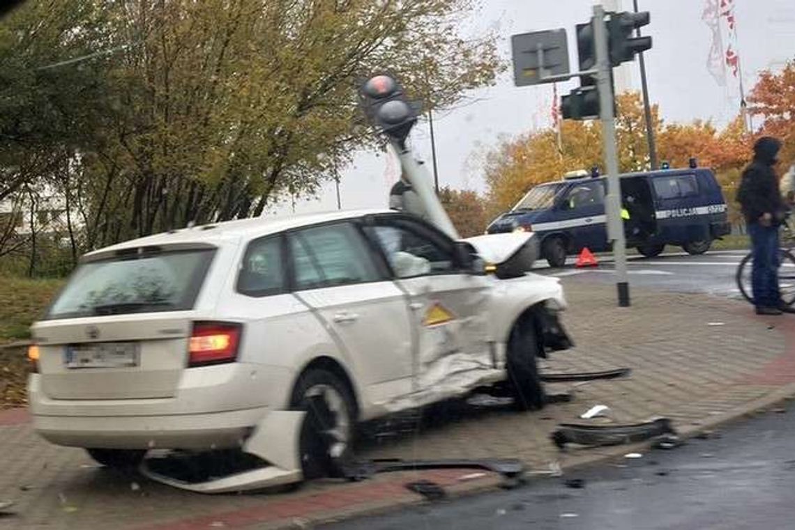 Wypadek na ul. Szeligowskiego. Zderzyły się trzy samochody