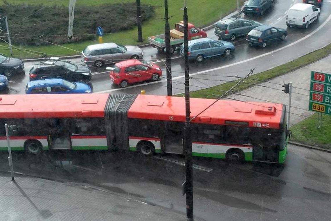 Wypadek na ul. Unii Lubelskiej. 16-latek potrącony przez autobus