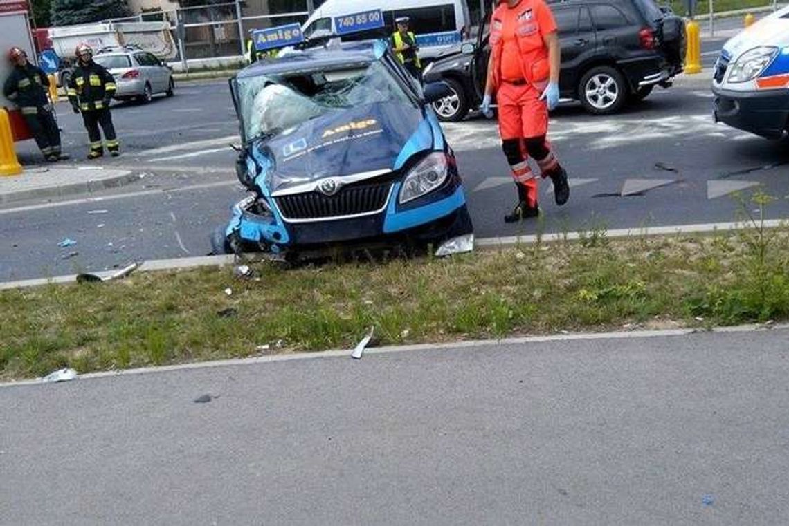 Wypadek na ul. Zelwerowicza. Samochód nauki jazdy zderzył się z suvem (zdjęcia) Wypadek na ul. Zelwerowicza. Samochód nauki jazdy zderzył się z suvem (zdjęcia)