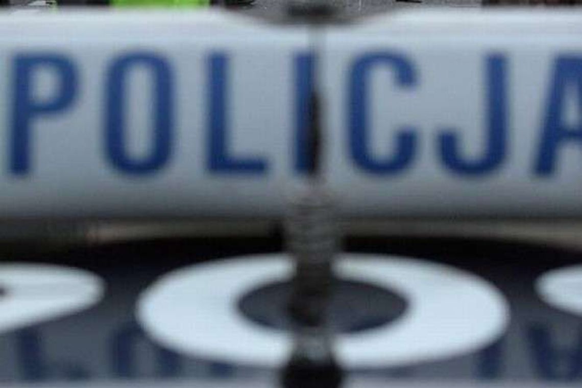 Wypadek na ul. Zorza. Pijany kierowca wjechał w drzewo