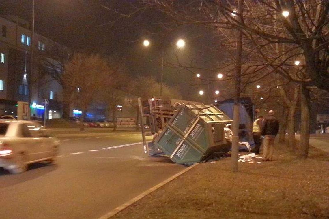 Wypadek na ul. Związkowej. Kontener ze śmieciami spadł na jezdnię