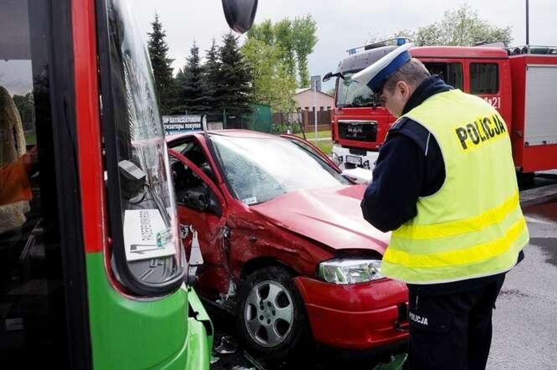 Wypadek na ul. Związkowej. Opel zderzył się z autobusem miejskim (zdjęcia)