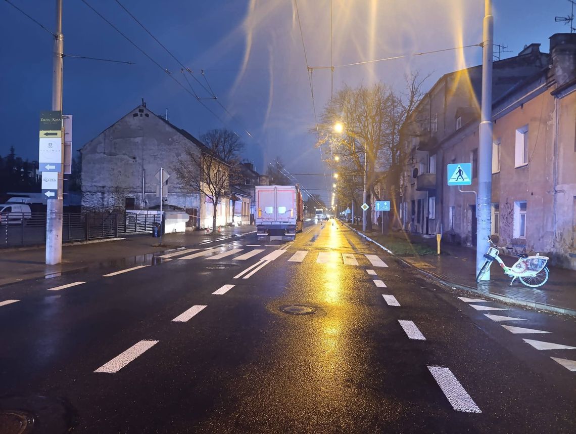 Wypadek na ulicy Krochmalnej. Ulica zamknięta, komunikacja miejska skierowana na objazdy