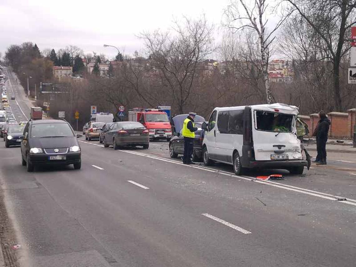 Wypadek na Warszawskiej. Ciężarówka wjechała w samochody Wypadek na Warszawskiej. Ciężarówka wjechała w samochody
