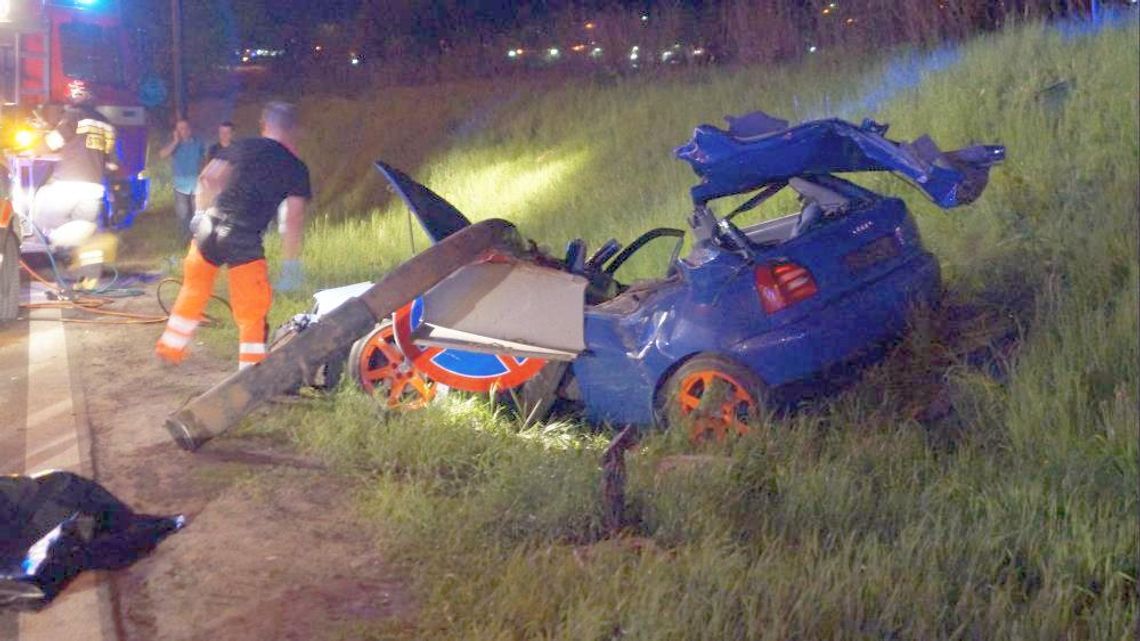 Wypadek na Witosa. Audi wbiło się w latarnię. 1 osoba nie żyje, dwie ranne Wypadek na Witosa. Audi wbiło się w latarnię. 1 osoba nie żyje, dwie ranne