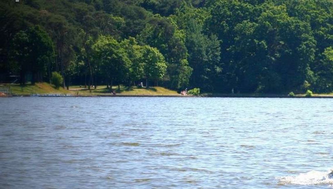 Wypadek nad jeziorem Piaseczno. Ciało dryfowało na wodzie