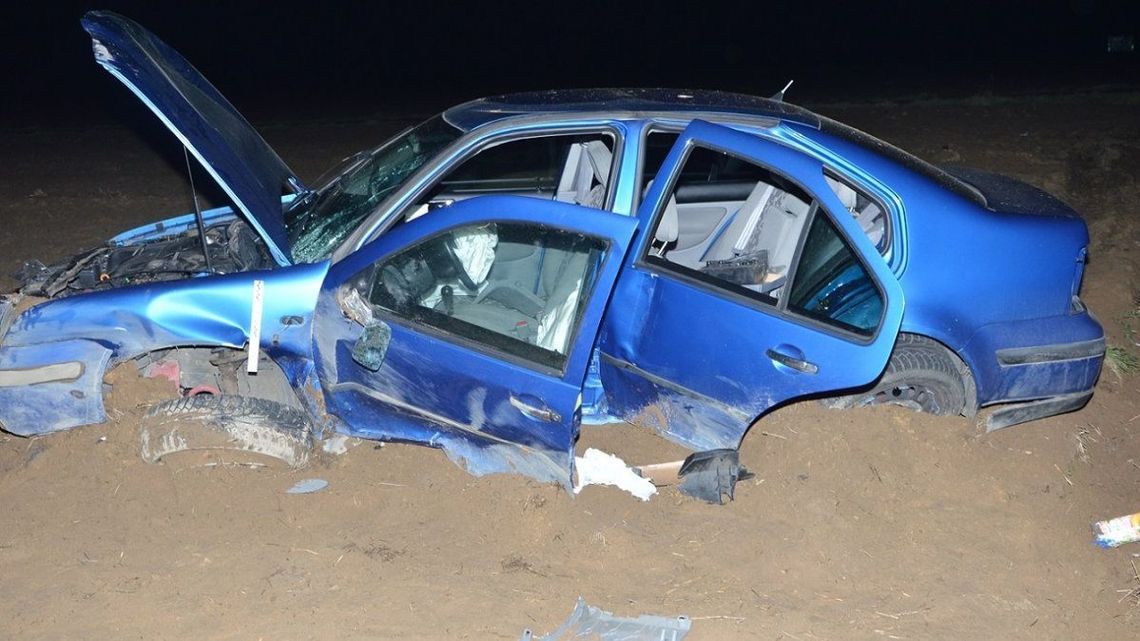 Wypadek pod Białą Podlaską. Volkswagen wypadł z drogi i zarył w polu Wypadek pod Białą Podlaską. Volkswagen wypadł z drogi i zarył w polu