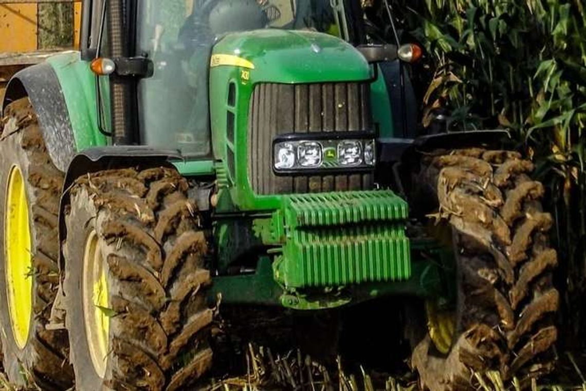 Wypadek podczas koszenia kukurydzy. Maszyna wciągnęła rolnikowi rękę