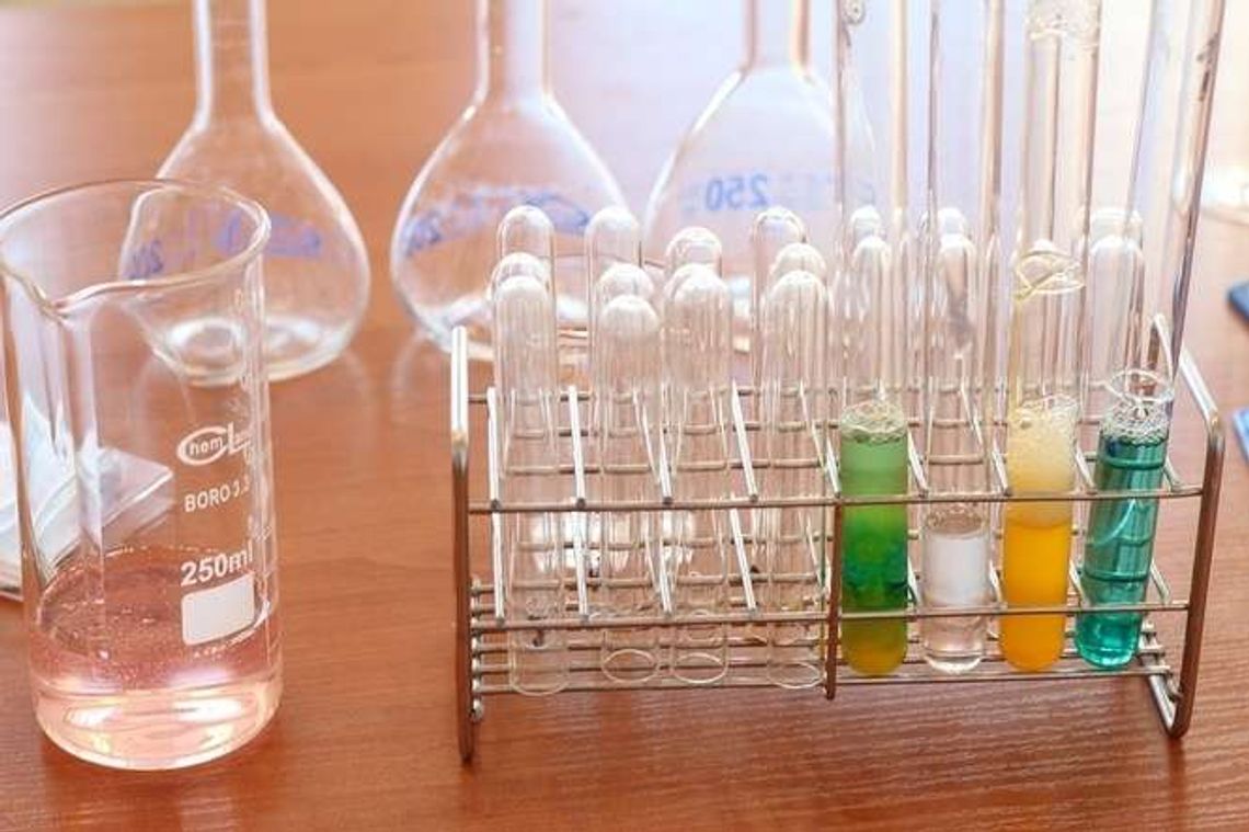 Wypadek podczas pokazów chemicznych w szkole. Uczennica poparzona