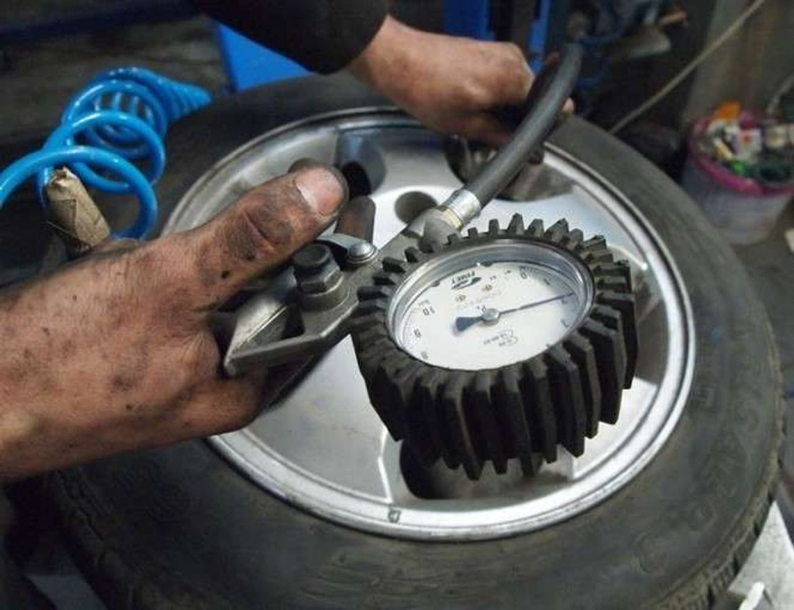 Wypadek podczas pompowania koła. Ranny mężczyzna przewieziony do szpitala