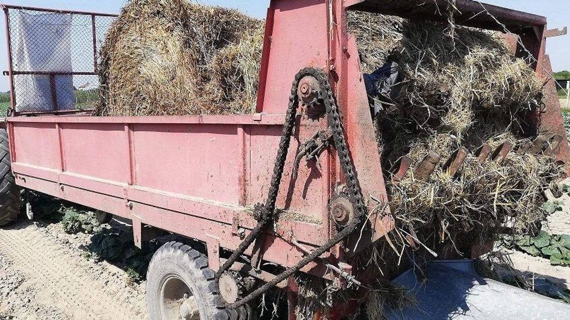 Wypadek podczas pracy na roli. 22-latek próbował usunąć słomę z rozrzutnika